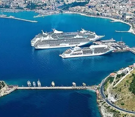 Deniz Yildizi Sitesi Havuzlu Villa Kusadasi